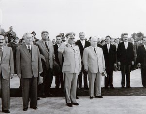 Neuvostoliiton valtuuskunnan saapuminen Belgradiin, Jugoslaviaan, 26. toukokuuta 1955. tekijältä Unbekannt