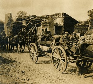 Tykistö kulkee Beauzeen kautta Pohjois-Ranskassa, c1914-c1918 tekijältä Unbekannt