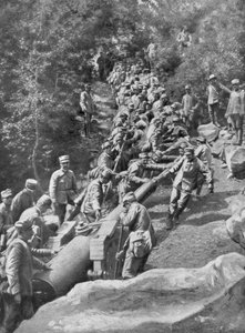 600 sotilaan vetämää tykistökappaletta, toinen Isonzon taistelu, ensimmäinen maailmansota, 1915 tekijältä Unbekannt