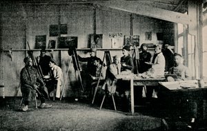 Taiteilija Sotavangit studiossaan Giessenissä, n. 1916 tekijältä Unbekannt
