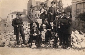 Taiteilijat La Ruchen edessä, Montparnassen osavaltiossa, 1914. tekijältä Unbekannt
