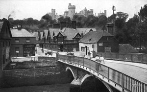 Arundelin linna ja silta, Arundel, Länsi-Sussex, 1900-1920-luku tekijältä Unbekannt
