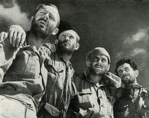 Kun saksalaiset tunkeutuivat Alameiniin, nämä neljä miestä kävelivät brittiläisiin linjoihin, c1942-1943, 1945 tekijältä Unbekannt