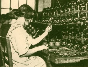 Uusien automaattisten puhelimien kokoaminen valmiina jaettavaksi tilaajille, c1930. tekijältä Unbekannt