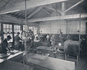Töissä valimossa. Vahamuottien tekeminen sivuista, 1917 tekijältä Unbekannt
