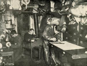 Meren Pohjassa. Sukellusveneen vaatehuoneessa, 1919. tekijältä Unbekannt