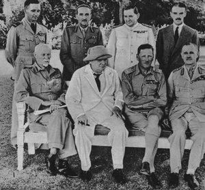 Egyptin rintamalla: Mr. Churchill Kairossa Lähi-idän sotaneuvoston jäsenten kanssa, 1942 tekijältä Unbekannt