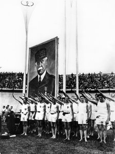 Urheilijat esittävät fasistisen tervehdyksen, Parc des Princes, Pariisi, 1941 tekijältä Unbekannt