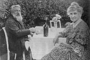Auguste Rodin - Rodin ja hänen vaimonsa puutarhassaan Meudonissa, 1925 tekijältä Unbekannt