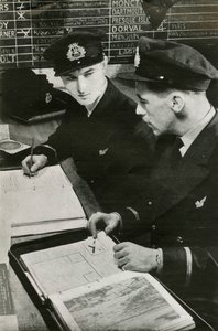 BOAC:n navigointiupseerit laativat lentosuunnitelman, toinen maailmansota, c1939-c1944 1946. tekijältä Unbekannt