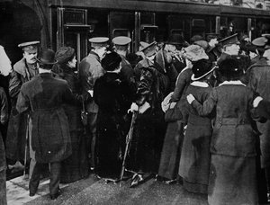 Takaisin juoksuhaudoihin Victorian asemalta Lontoosta, 1915. tekijältä Unbekannt