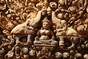 Banteay Srei -temppeli Angkorissa Kambodžassa. Lakshmi, hindujen vaurauden jumalatar ja jumalan Vishnun vaimo, pirskotetaan pyhällä vedellä kahden norsun toimesta Siem Reap Kambodžassa tekijältä Unbekannt