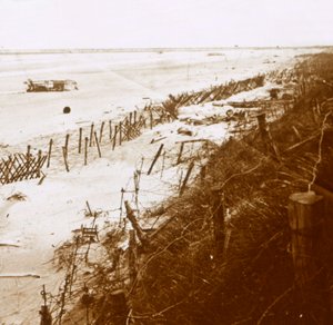 Piikkilankaesteet rannalla, Nieuwpoort-Bad, Flanderi, Belgia, c1914-c1918 tekijältä Unbekannt