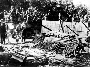 Barrikadit pystytettiin lähellä Place de la Concordea Pariisissa elokuussa 1944 tekijältä Unbekannt