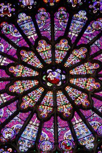 Pyhän basilika, Denis, pohjoinen risteys, lasimaalaus (yksityiskohta), ruusuikkuna keskimmäisen portin yläpuolella, Saint-Denis, Ranska tekijältä Unbekannt