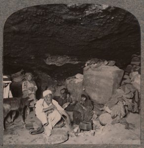 Beduiiniluola-asukkaat luolissaan, 1900 tekijältä Unbekannt
