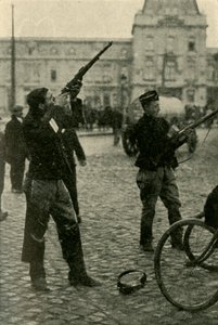 Belgialaiset sotilaspyöräilijät ampumassa saksalaiseen lentokoneeseen, ensimmäinen maailmansota, 1914-1918, c1920. tekijältä Unbekannt