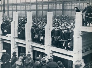 Belgialaiset pakolaiset Oostenden satamassa odottamassa venettä, joka vie heidät Englantiin, 1914. tekijältä Unbekannt