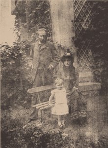 Berthe Morisot, hänen miehensä Eugène Manet ja heidän tyttärensä Julie, noin 1881 tekijältä Unbekannt