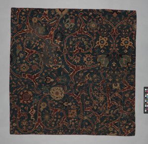 Sinijauhettu mattofragmentti vierivillä kukkaköynnöksillä, Iran, 1600-luku. tekijältä Unbekannt