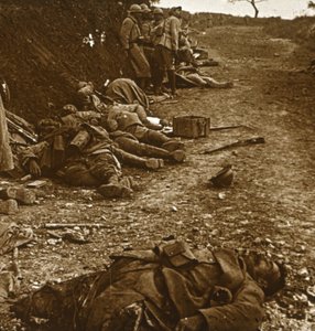 Ruumiit Courcellesin valloituksen jälkeen, Pohjois-Ranskassa, 1918 tekijältä Unbekannt