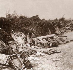 Ruumiit Courcellesin valloituksen jälkeen Pohjois-Ranskassa kesäkuussa 1918 tekijältä Unbekannt