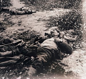Kuolleiden sotilaiden ruumiit, c1914-c1918 tekijältä Unbekannt