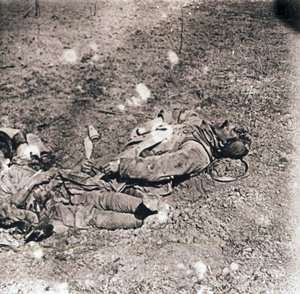 Kuolleiden sotilaiden ruumiit, c1914-c1918 tekijältä Unbekannt
