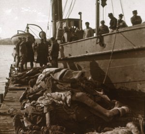 Lavantautien uhrien ruumiit, Korfu, Kreikka, c1915 tekijältä Unbekannt