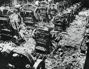 Pommivaurio Renaultin tehtaalla, Sevres, Pariisi, 4. huhtikuuta 1943 tekijältä Unbekannt