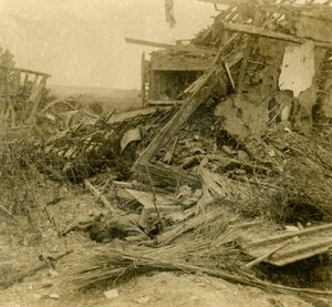Pommitettu rakennus, kuolleen sotilaan ruumis etualalla, 1916 tekijältä Unbekannt