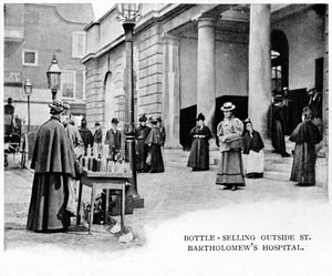 Pullomyynti St Bartholomews Hospital -sairaalan ulkopuolella, Lontoo, n. 1903 1903 tekijältä Unbekannt