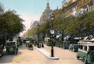 Boulevard des Italiens, Pariisi, autot ja moottoribussit kadulla, c1900 tekijältä Unbekannt