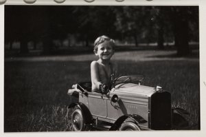 Poika ajaa lelupoljinautoa, n. 1930 tekijältä Unbekannt