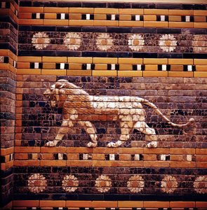 Tiilireliefi leijona Ishtarin portille johtavan pyhän tien seinillä, Babylon, n. 580 eaa. tekijältä Unbekannt