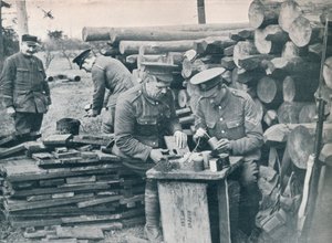 Brittiläiset insinöörit Expeditionary Force -joukon kanssa tekevät käsikranaatteja tupakkapurkeista, c1914 tekijältä Unbekannt
