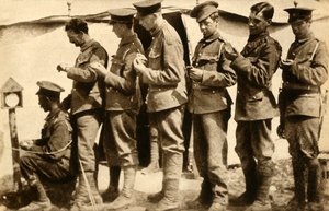 Brittiläiset sotilaat synkronoivat kellojaan etulinjassa, ensimmäinen maailmansota, 1914-1918, 1933. tekijältä Unbekannt