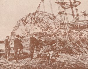 Brittiläiset upseerit tutkimassa Englannissa pudonneen Zeppelinin hylkyä, n. 1917 1919 tekijältä Unbekannt