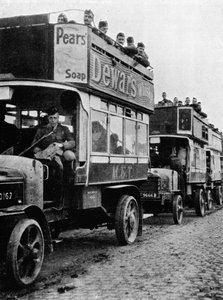 Brittijoukot siirrettiin linjan uuteen osaan moottoribusseilla, 1915 tekijältä Unbekannt