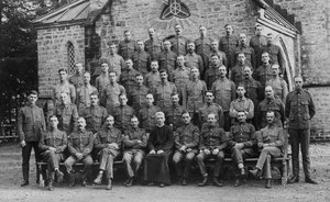 Brittijoukot varuskunnan kirkon ulkopuolella, Chakrata, 1917 tekijältä Unbekannt