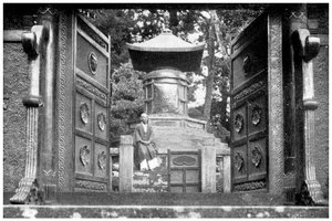 Pronssiportti ja hauta, Shiba Park, Tokio, Japani, 1904 tekijältä Unbekannt