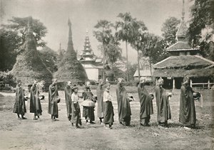 Burman Phoongyies kerää almuja, 1900. tekijältä Unbekannt