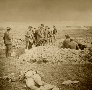 Ruumiiden hautaus, Sainte-Marie-à-Py, Pohjois-Ranska, c1914-c1918. tekijältä Unbekannt