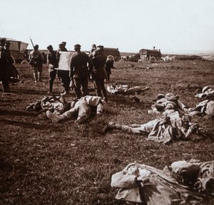 Ruumiiden hautaus, Sainte-Marie-à-Py, Pohjois-Ranska, c1914-c1918 tekijältä Unbekannt