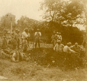 Kuolleiden hautaaminen, c1914-c1918 tekijältä Unbekannt