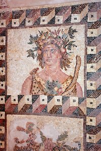 Kevään rintakuva - Yksityiskohta neljän vuodenajan paneelista - Pafoksen mosaiikit, Dionysoksen talo - 2. vuosisadan loppu jKr - Kypros - Personification du Printemps - Yksityiskohta neljän vuodenajan mosaiikki - Pafoksen mosaiikit, Dionysoksen talo - End  tekijältä Unbekannt