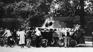 Sivulliset tutkivat hylättyä tankkia Rue de Medicis -kadulla, Pariisin vapauttaminen, elokuu 1944 tekijältä Unbekannt