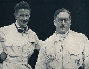 Kapteeni G. E. T. Eyston ja assistentti, 1937 tekijältä Unbekannt