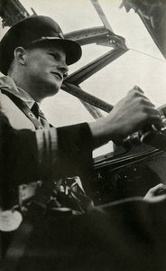 Kapteeni Gilbert Rae, BOAC Mosquito -lentäjä, toinen maailmansota. c1939-c1944 1946. tekijältä Unbekannt