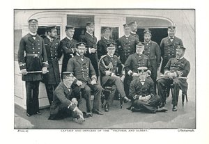 Vuonna 1855 vesille lasketun Victoria and Albert The Queens Yachtin kapteeni ja upseerit tekijältä Unbekannt